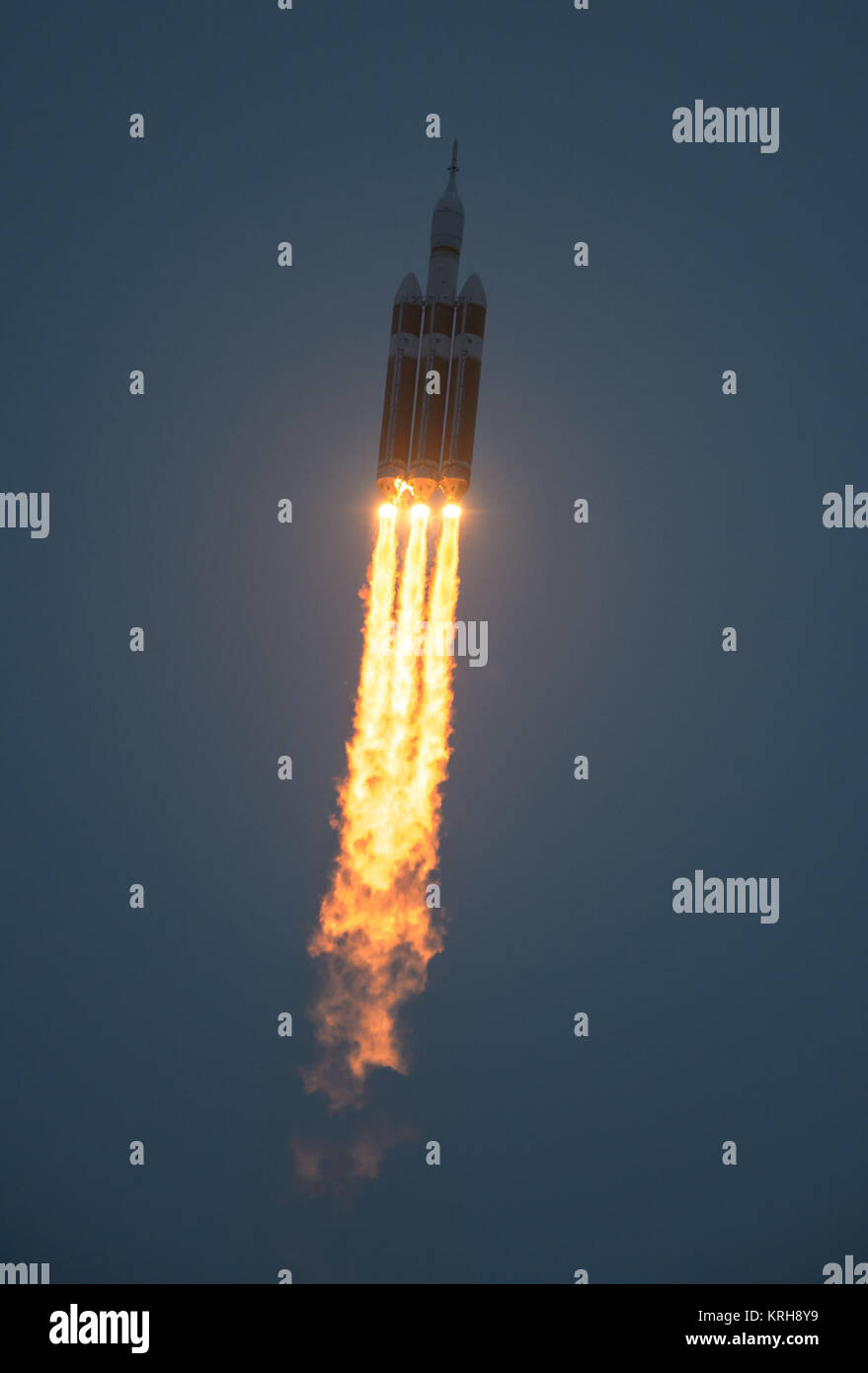 La United Launch Alliance Delta IV Heavy a razzo con la NASA del veicolo spaziale Orion montato in cima, solleva da Cape Canaveral Air Force Station's Space Launch Complex 37 in corrispondenza di 7:05 a.m. EST, Venerdì, Dicembre 5, 2014, in Florida. La Orion navicella orbiterà terra due volte, raggiungendo una quota di circa 3.600 miglia sopra la terra prima dello sbarco nell'Oceano Pacifico. Nessuno è a bordo di Orion per questa prova di volo, ma il veicolo spaziale è progettato per consentire a noi di viaggio per destinazioni mai visitato da esseri umani, includenti un asteroide e Marte. Photo credit: (NASA/Bill Ingalls) Lancio di EFT-1 Foto Stock