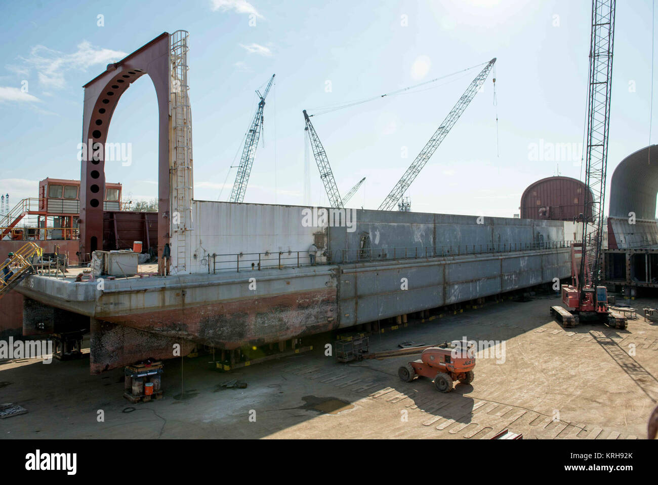 NASA Pegasus Barge, che tutto lo space shuttle era traghettato la navetta serbatoi esterni e altro hardware dalla NASA il sito di produzione a New Orleans per la sua florida strutture di lancio, è in procinto di cast off su una nuova missione come parte della NASA sforzi per inviare gli esseri umani a spazio profondo. Conrad Shipyard LLC di Morgan City, Louisiana, è stato insignito di un $8.5 milioni di contratto per rinnovare il servizio da lungo tempo imbarcazioni Pegasus, che inizierà il trasporto di componenti per razzi per la NASA di nuova generazione per il lancio nello spazio di sistema (SLS) tra produzione, test e lanciare le posizioni. Chiatta Pegasus continua ri Foto Stock