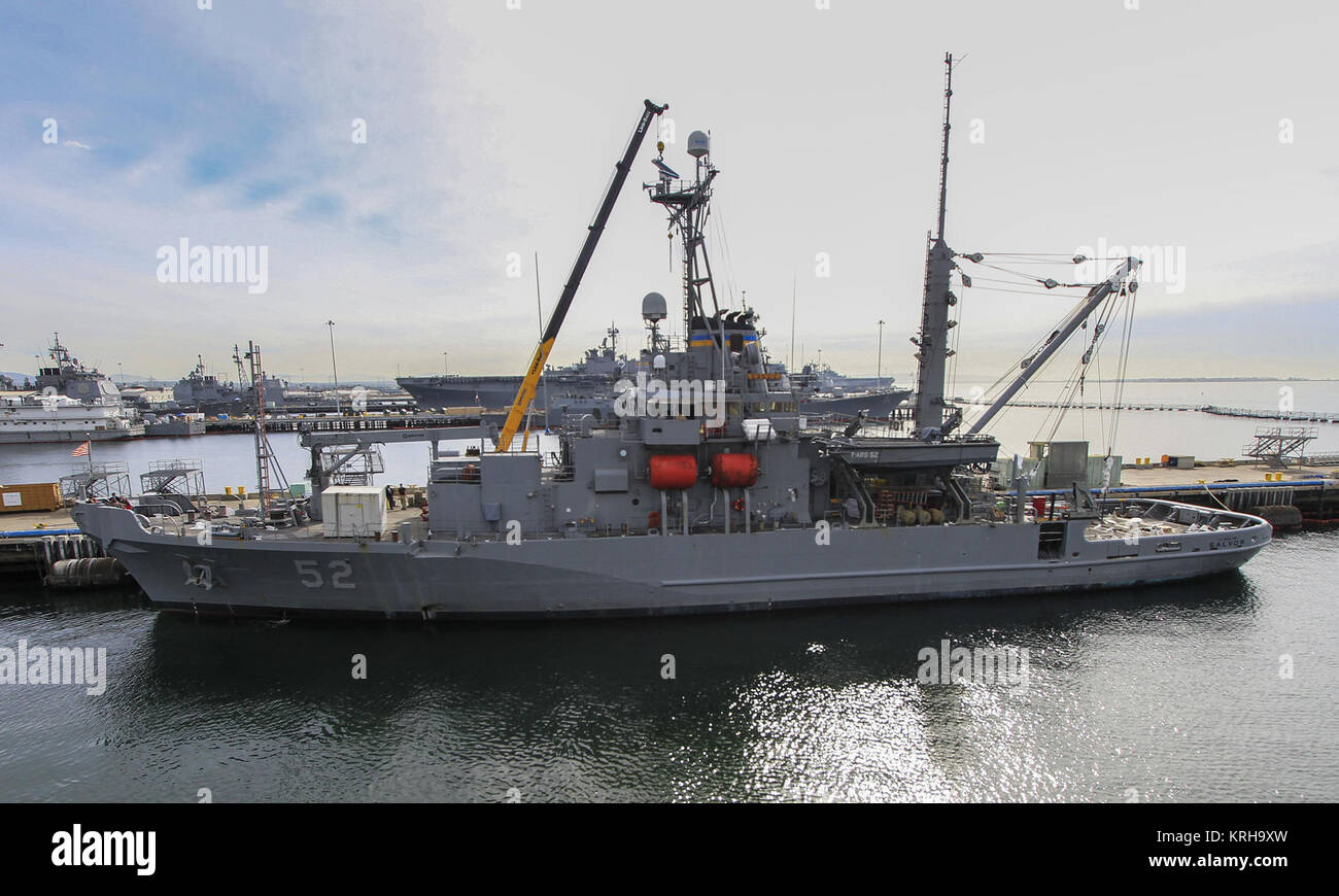 USNS Salvor presso la base navale di San Diego (KSC-2014-4628) Foto Stock