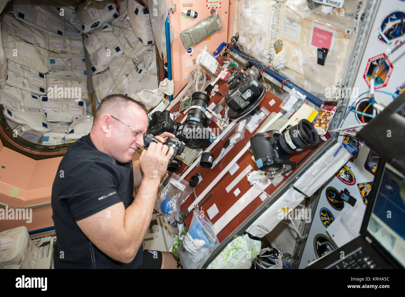 ISS-42 Barry Wilmore ispeziona le telecamere del modulo unità Foto Stock ISS-42 Barry Wilmore ispeziona le telecamere del modulo unità Foto Stock