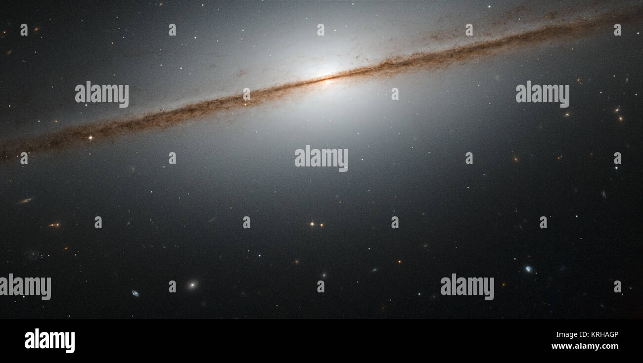 Galassie può assumere molte forme e di essere orientato in qualsiasi modo rispetto a noi nel cielo. Questo può rendere difficile capire la loro effettiva morfologia, come una galassia può essere molto diverso da diversi punti di vista. Un caso particolare è quando abbiamo la fortuna di osservare una galassia spirale direttamente dal suo bordo, che ci fornisce una vista spettacolare come quello che si vede in questa foto della settimana. Si tratta di NGC 7814, noto anche come il "Piccolo Sombrero". La sua più grande omonimo il Sombrero Galaxy è un altro straordinario esempio di un bordo-sulla galassia - infatti il "Piccolo Sombrero" è circa la stessa dimensione come il suo brillante nam Foto Stock