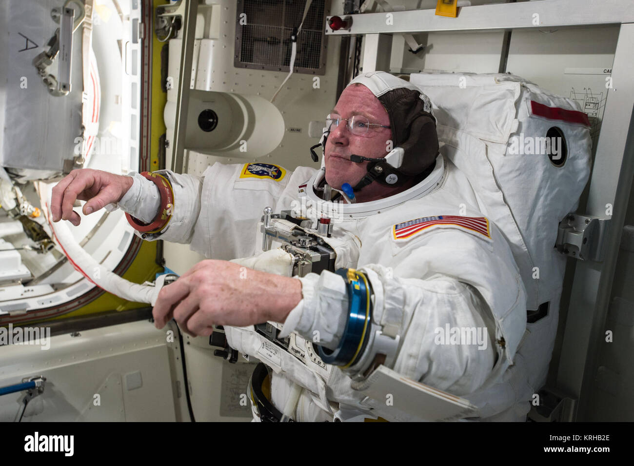 ISS-42 EVA spacesuit controlli Barry Wilmore Foto Stock ISS-42 EVA spacesuit controlli Barry Wilmore Foto Stock