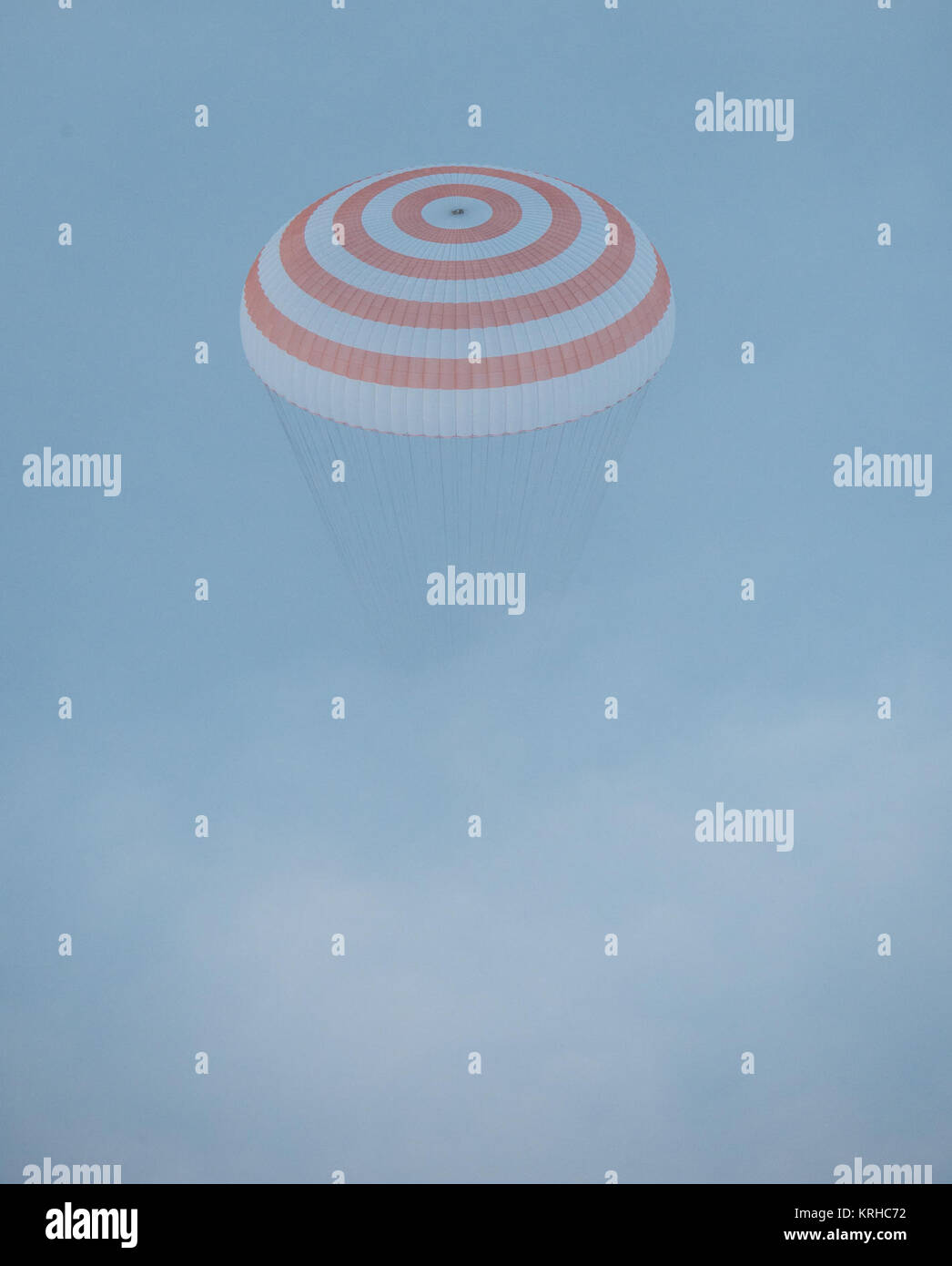 Il Soyuz TMA-14M veicolo spaziale è visto come si scende attraverso la nebbia prima dello sbarco con spedizione 42 comandante Barry Wilmore della NASA, Alexander Samokutyaev di l'agenzia Spaziale Federale Russa Roscosmos () e Elena Serova di Roscosmos vicino alla città di Zhezkazgan, Kazakistan, giovedì 12 marzo, 2015. L'astronauta della NASA Wilmore, cosmonauti russi Samokutyaev Serova e sono rientrato dopo quasi sei mesi a bordo della Stazione spaziale internazionale dove sono serviti come membri della spedizione 41 e 42 equipaggi. Photo credit: (NASA/Bill Ingalls) Expedition 42 Soyuz TMA-14M sbarco (201503120105HQ) Foto Stock Il Soyuz TMA-14M veicolo spaziale è visto come si scende attraverso la nebbia prima dello sbarco con spedizione 42 comandante Barry Wilmore della NASA, Alexander Samokutyaev di l'agenzia Spaziale Federale Russa Roscosmos () e Elena Serova di Roscosmos vicino alla città di Zhezkazgan, Kazakistan, giovedì 12 marzo, 2015. L'astronauta della NASA Wilmore, cosmonauti russi Samokutyaev Serova e sono rientrato dopo quasi sei mesi a bordo della Stazione spaziale internazionale dove sono serviti come membri della spedizione 41 e 42 equipaggi. Photo credit: (NASA/Bill Ingalls) Expedition 42 Soyuz TMA-14M sbarco (201503120105HQ) Foto Stock