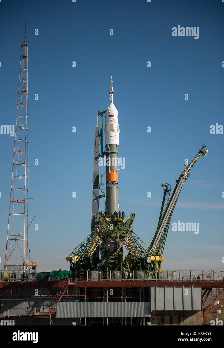 Il Soyuz TMA-16M veicolo spaziale è visto dopo che è stato distribuito con il treno fino alla piazzola di lancio presso il cosmodromo di Baikonur, Kazakistan, Mercoledì, 25 marzo 2015. L'astronauta della NASA Scott Kelly e cosmonauti russi Mikhail Kornienko e Gennady Padalka di l'agenzia Spaziale Federale Russa Roscosmos () sono in programma di lancio per la Stazione Spaziale Internazionale nella Soyuz TMA-16M veicolo spaziale dal cosmodromo di Baikonur in Kazakistan il 28 marzo, il kazako tempo (marzo 27 Eastern time). Come un anno di equipaggio, Kelly e Kornienko farà ritorno a massa sul Soyuz TMA-18M nel marzo 2016. Credito foto (NASA/Bill Ingall Foto Stock