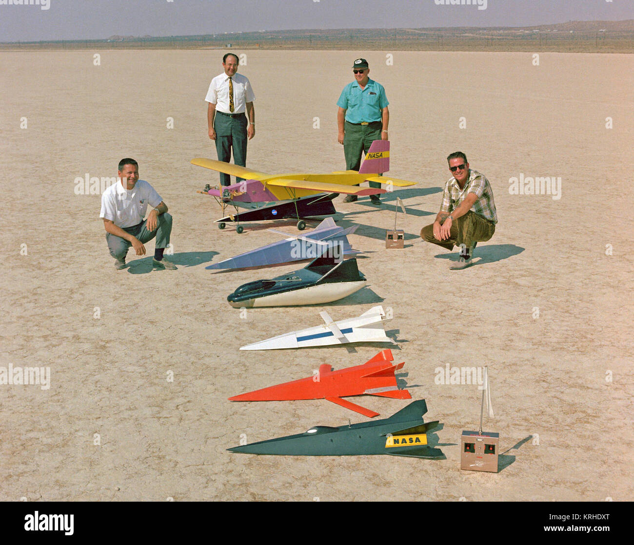 ECN-2059 ARichard C. Eldredge, Dale Reed, James O. Newman, Bob McDonald con il mothership top e altri modelli. Nel corso degli anni, il Dryden Flight Research Center e i suoi predecessori ha volato vari modelli per raccogliere dati per vari scopi. La mothership è stato usato per lanciare i modelli. Il volo Research Centre ,FRC--come Dryden fu nominato dal 1959 fino al 1976, hanno già avuto esperienze con i test su piccola scala velivolo utilizzando il modello-aereo tecniche, ma il primo vero pilotato a distanza la ricerca veicolo era il full-sized Hyper III, che ha volato solo una volta nel dicembre 1969. A quel tempo, t Foto Stock