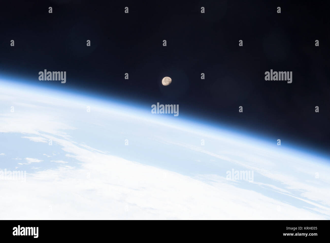 ISS-43 la luna brilla luminoso sul pianeta Terra l orizzonte dell Foto Stock