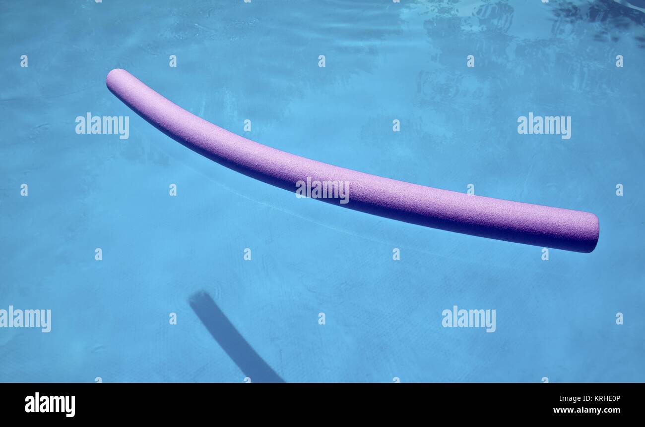 Schiuma di colore a base di noodle in piscina Foto Stock