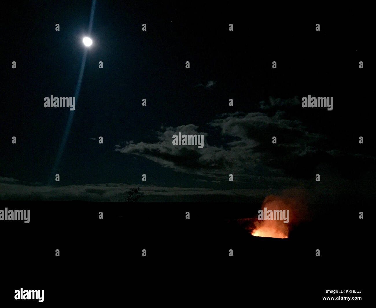 Luna piena sopra il lago di lava i panorami in ubicazioni remote, come Halema'uma'u cratere nel Parco Nazionale dei Vulcani delle Hawaii, sono un compenso extra per rendere il viaggio. Credito: NASA/GSFC/Kelsey giovani In giugno, cinque giornalisti dello studente da Stony Brook University di Alan Alda Centro per comunicare la scienza pranzo le loro scarpe da trekking e pacchi di idratazione e entrato a far parte di una NASA-finanziato la scienza team per dieci giorni sui campi di lava del Kilauea, un attivo vulcano hawaiano. Del Kilauea campi di lava sono un luogo ideale per testare le apparecchiature progettate per l'uso sulla terra alla luna o su Marte, perché l'attività vulcanica a forma di s Foto Stock