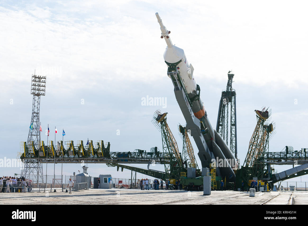 Il Soyuz TMA-17M veicolo spaziale è sollevato in posizione sulla rampa di lancio Lunedì, 20 luglio 2015 presso il cosmodromo di Baikonur in Kazakistan. Lancio del razzo Soyuz è prevista per il mese di luglio 23 Cosmodromo di tempo e porterà Expedition 44 Soyuz Commander Oleg Kononenko di l'agenzia Spaziale Federale Russa Roscosmos (), tecnico di volo Kjell Lindgren della NASA e tecnico di volo Kimiya Yui della Japan Aerospace Exploration Agency (JAXA) in orbita per iniziare i loro cinque mesi di missione sulla Stazione spaziale internazionale. Photo credit: (NASA/Aubrey Gemignani) Expedition 44 Implementazione (201507200019HQ) Foto Stock