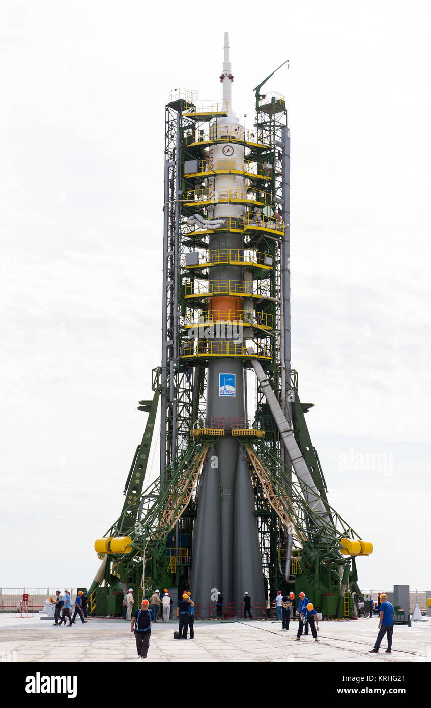 I bracci del gantry in prossimità attorno alla Soyuz TMA-17M navicelle per fissare il razzo al launch pad lunedì 20 luglio 2015 presso il cosmodromo di Baikonur in Kazakistan. Lancio del razzo Soyuz è prevista per il mese di luglio 23 Cosmodromo di tempo e porterà Expedition 44 Soyuz Commander Oleg Kononenko di l'agenzia Spaziale Federale Russa Roscosmos (), tecnico di volo Kjell Lindgren della NASA e tecnico di volo Kimiya Yui della Japan Aerospace Exploration Agency (JAXA) in orbita per iniziare i loro cinque mesi di missione sulla Stazione spaziale internazionale. Photo credit: (NASA/Aubrey Gemignani) Expedition 44 Rollout Foto Stock