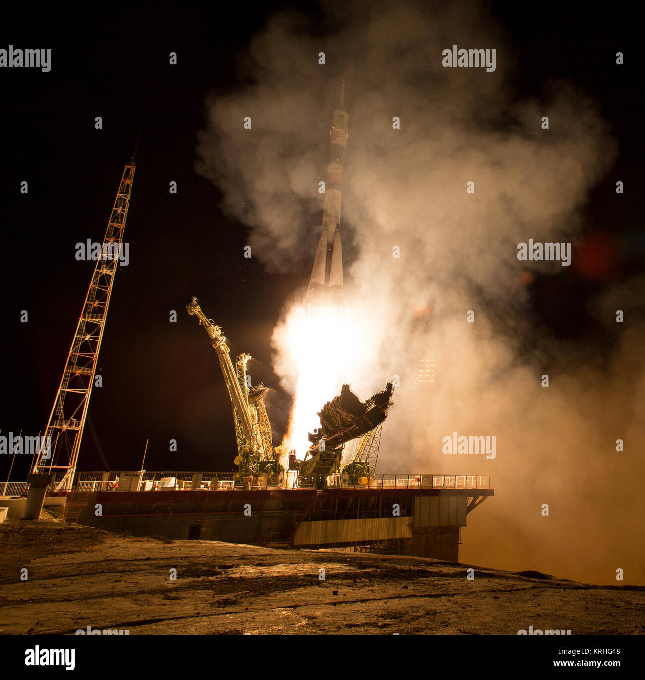 Il Soyuz TMA-17M lanci di razzi dal cosmodromo di Baikonur in Kazakistan il giovedì, luglio 23, 2015 portando Expedition 44 Soyuz Commander Oleg Kononenko di l'agenzia Spaziale Federale Russa Roscosmos (), tecnico di volo Kjell Lindgren della NASA e tecnico di volo Kimiya Yui della Japan Aerospace Exploration Agency (JAXA) in orbita per iniziare i loro cinque mesi di missione sulla Stazione spaziale internazionale. (Photo credit: NASA/Aubrey Gemignani) Expedition 44 di lancio (201507230013HQ) Foto Stock