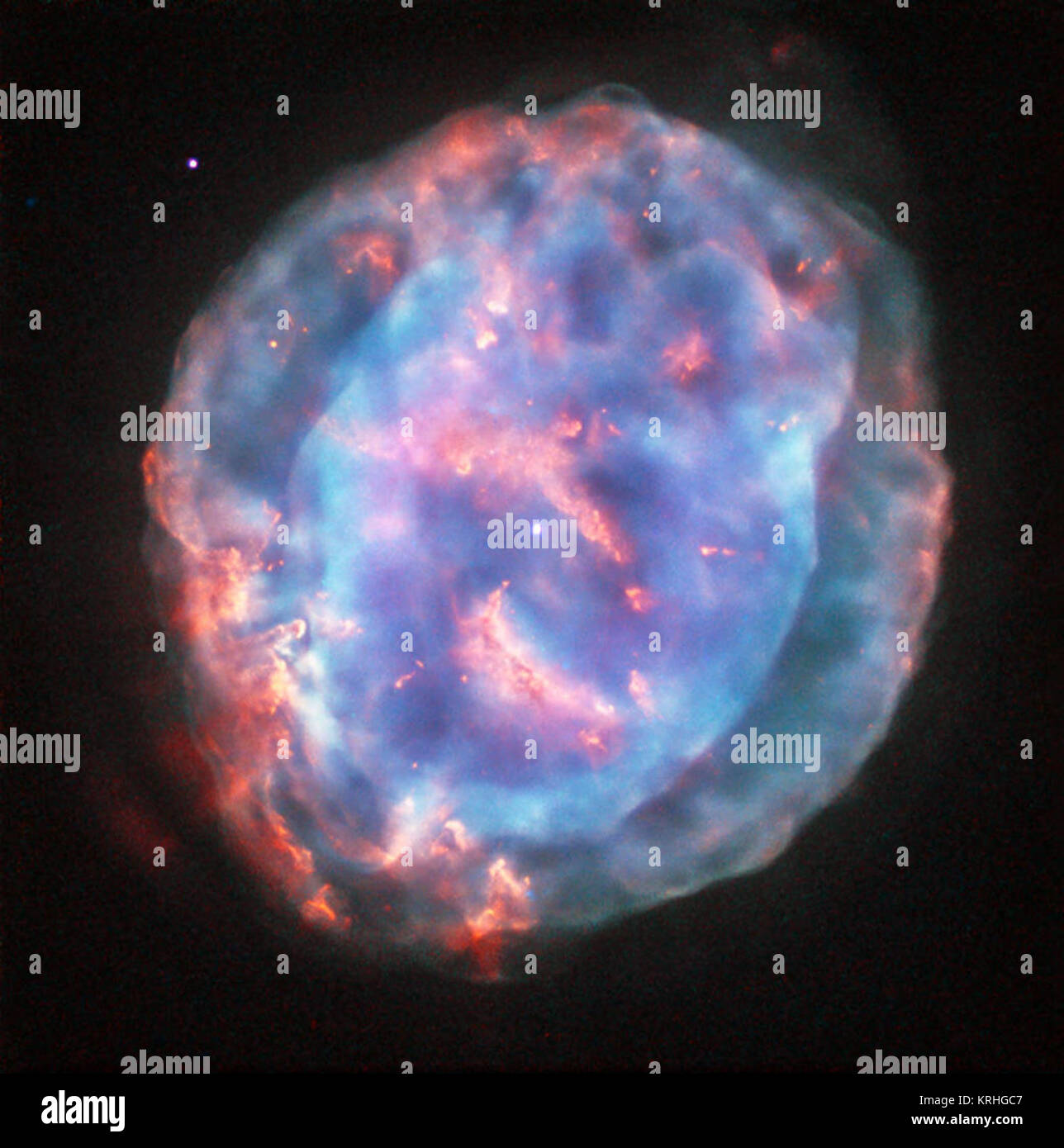 Questa coloratissima cupola è una nebulosa planetaria chiamato NGC 6818, noto anche come il piccolo gioiello nebulosa. Si trova nella costellazione del Sagittario (l'Archer), circa 6000 anni luce di distanza da noi. Il ricco bagliore del cloud è appena oltre la metà di un anno luce attraverso - humongous rispetto alla sua piccola stella centrale - ma ancora una piccola gemma su scala cosmica. Quando le stelle come il sole entra il pensionamento, hanno versato il loro strati esterni nello spazio per creare incandescente nubi di gas chiamato nebulose planetarie. Questa espulsione di massa è irregolare e nebulose planetarie possono avere molto forme complesse. NGC 6818 mostra nodo Foto Stock