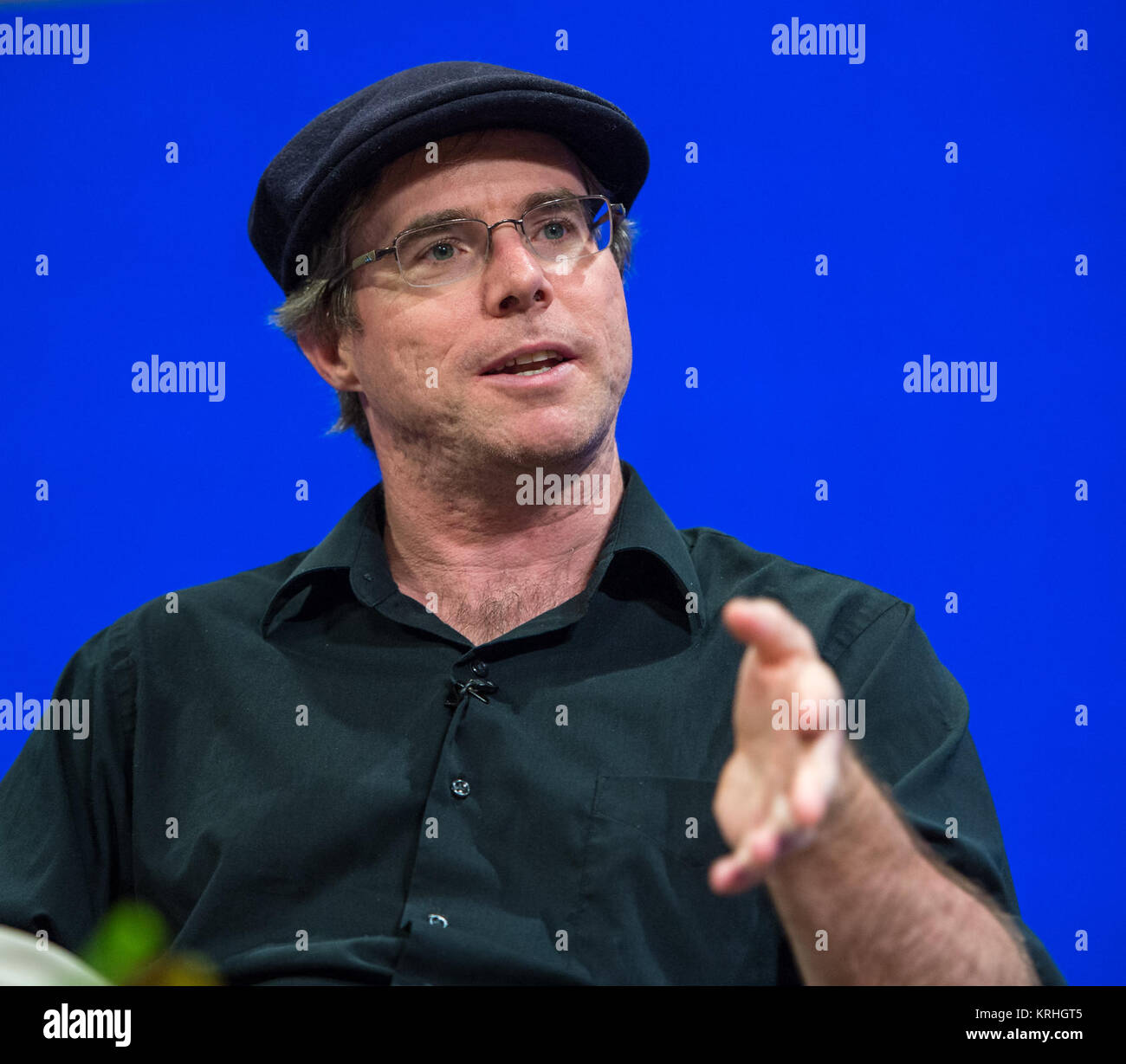 Autore di "Il marziano" Andy Weir partecipa in un Jet Propulsion Laboratory (JPL) dipendente panel di discussione circa il NASA il viaggio su Marte e il film "Il marziano,' Martedì, Agosto 18, 2015, presso il JPL di Pasadena, in California. Gli scienziati della NASA e ingegneri è servita come consulenti tecnici sulla pellicola. Il film ritrae una visione realistica del clima e la topografia di Marte, sulla base dei dati della NASA, e alcune delle sfide che la NASA volti come ci prepariamo per l'esplorazione umana del pianeta rosso nel 2030s. Photo credit: (NASA/Bill Ingalls) La NASA viaggio su Marte e E2809cconsiderare un marziano22 (201508180048HQ) Foto Stock
