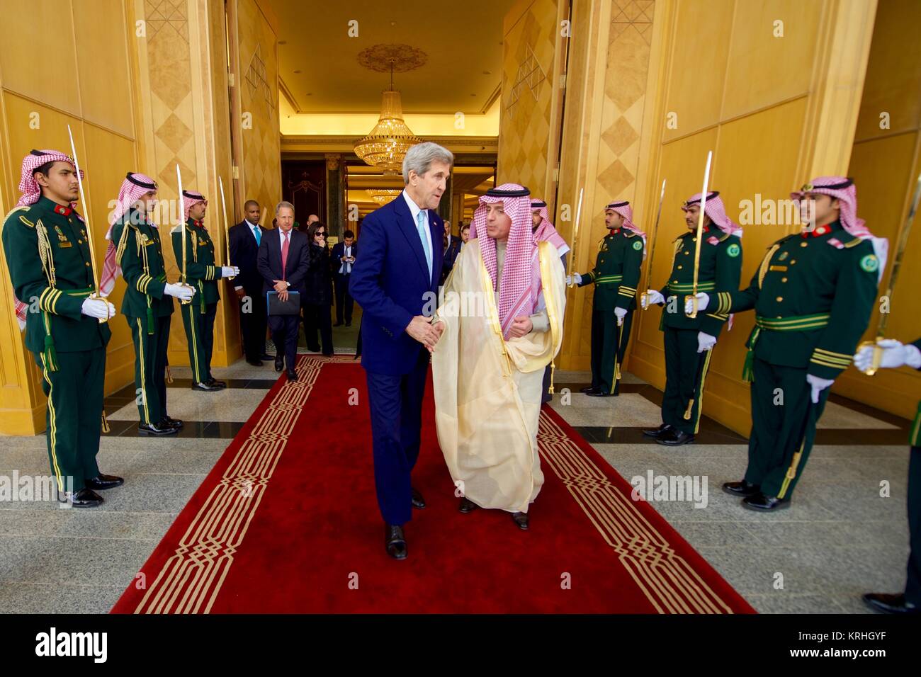 Stati Uniti Il segretario di Stato John Kerry passeggiate con Saudi Arabian Ministro degli Esteri Adel al-Jubeir al di fuori della corte reale di Dicembre 18, 2016 a Riyadh in Arabia Saudita. Foto Stock