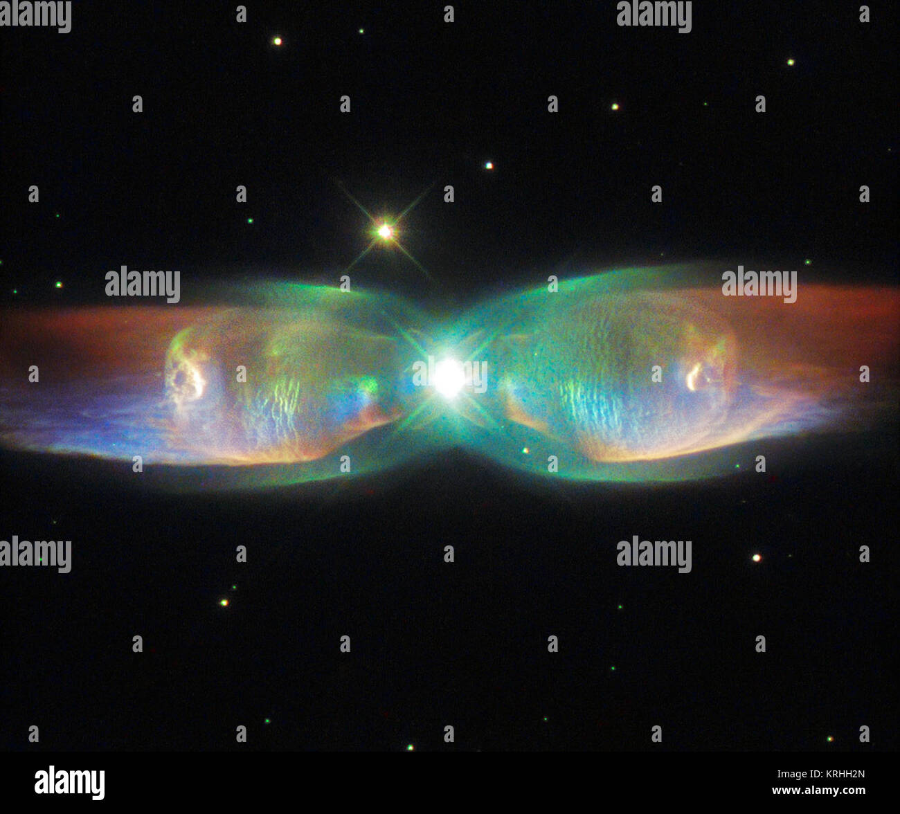 Il Twin Jet Nebula, o PN M2-9, è un esempio eclatante di un bipolare nebulosa planetaria. Bipolare nebulose planetarie sono formate quando l'oggetto centrale non è una singola stella, ma un sistema binario, degli studi hanno mostrato che la nebulosa della dimensione aumenta con il tempo e le misurazioni di tale tasso di aumento suggeriscono che l'esplosione stellare che formano i lobi si è verificato proprio 1200 anni fa. Hubble vede le ali di una farfalla- Il Twin Jet Nebula (20283986193) Foto Stock