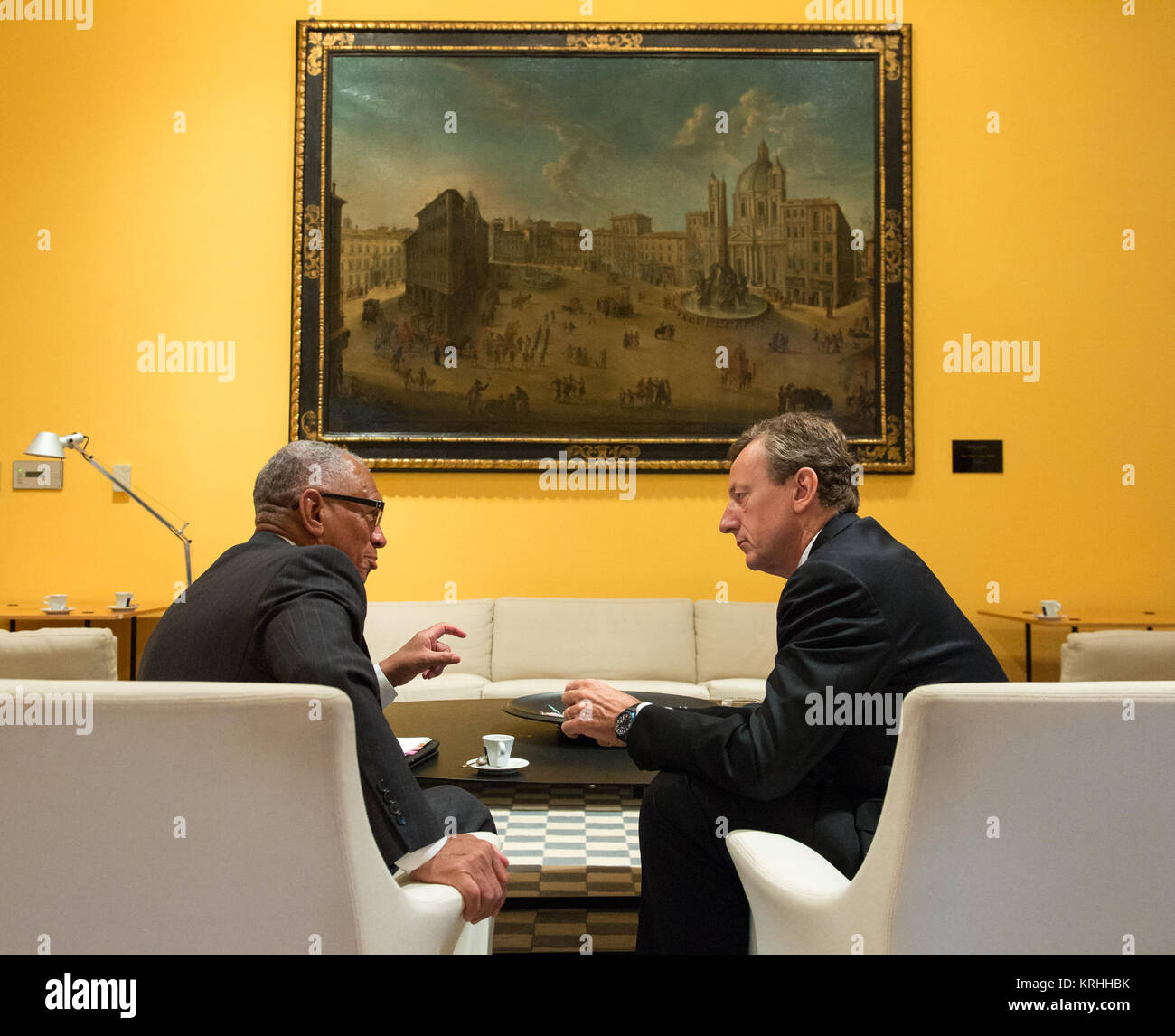 Amministratore della NASA Charles Bolden, a sinistra, si è incontrato con il presidente dell'Agenzia Spaziale Italiana (ASI), il professor Roberto Battiston a firmare una lettera di accordo di cooperazione in materia di osservazione della Terra la ricerca, compreso il monitoraggio ambientale e la gestione delle catastrofi, mercoledì 9 settembre 2015 presso l'Ambasciata italiana a Washington, DC. Photo credit: (NASA/Aubrey Gemignani). La NASA Accordo bilaterale con Agenzia Spaziale Italiana (NHQ201509090001) Foto Stock