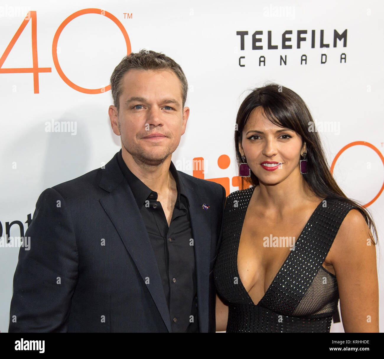 Attore Matt Damon e la moglie Luciana Bozán Barroso frequentare il mondo premiere per 'Il marziano" al giorno due del Toronto International Film Festival al Roy Thomson Hall Venerdì, Settembre 11, 2015 a Toronto. Gli scienziati della NASA e ingegneri è servita come consulenti tecnici sulla pellicola. Il film ritrae una visione realistica del clima e la topografia di Marte, sulla base dei dati della NASA, e alcune delle sfide che la NASA volti come ci prepariamo per l'esplorazione umana del pianeta rosso nel 2030s. Photo credit: (NASA/Bill Ingalls) "Il marziano' Premiere mondiale (NHQ201509110004) Foto Stock