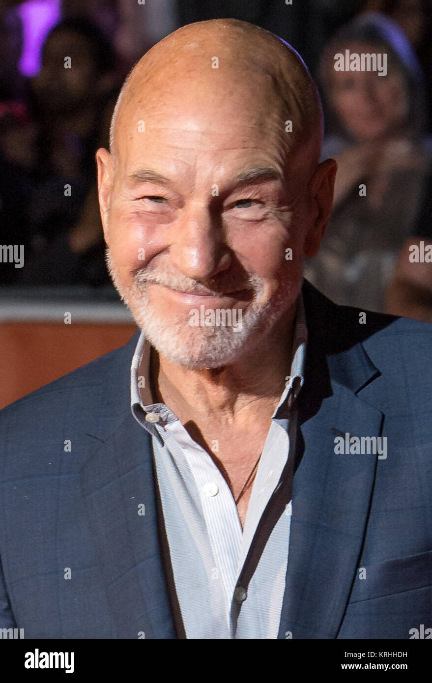 Attore Patrick Stewart assiste la premiere mondiale per 'Il marziano" al giorno due del Toronto International Film Festival al Roy Thomson Hall, Venerdì, Settembre 11, 2015 a Toronto. Gli scienziati della NASA e ingegneri è servita come consulenti tecnici sulla pellicola. Il film ritrae una visione realistica del clima e la topografia di Marte, sulla base dei dati della NASA, e alcune delle sfide che la NASA volti come ci prepariamo per l'esplorazione umana del pianeta rosso nel 2030s. Photo credit: (NASA/Bill Ingalls) Patrick Stewart TIFF 2015 Foto Stock