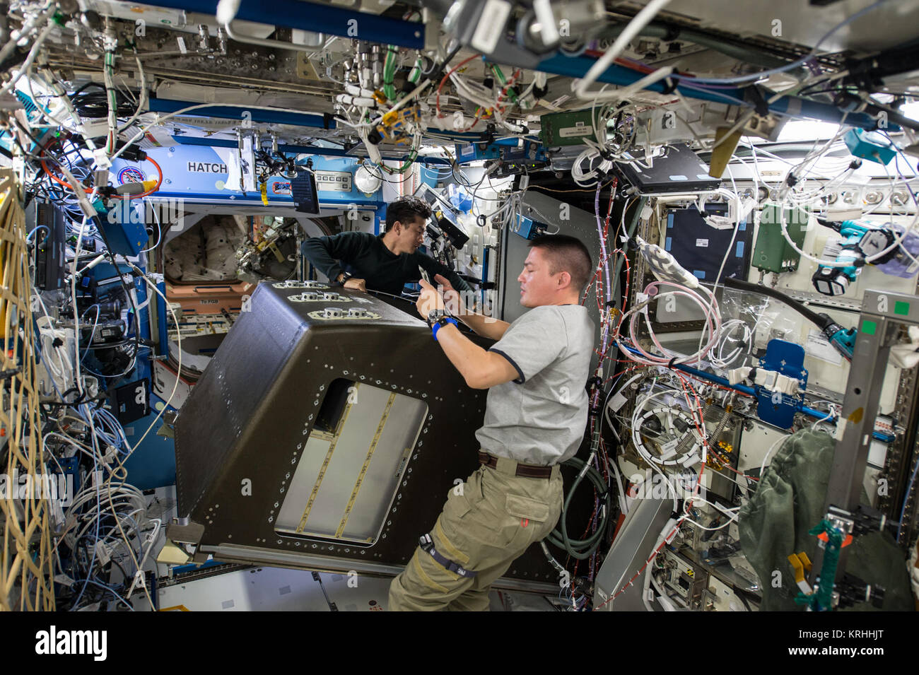 ISS-45 Kimiya Yui e Kjell Lindgren lavorare su un rack di stoccaggio all'interno del destino lab Foto Stock