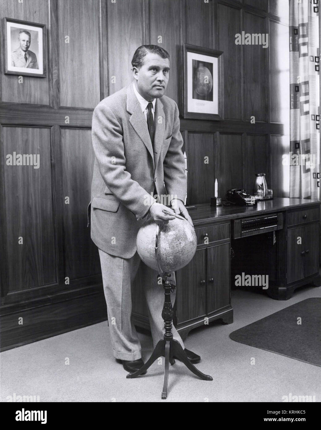 Una fotografia non datata DEL DR. WERNHER Von Braun che puntano a una posizione sul globo nel suo MARSHALL SPACE FLIGHT CENTER OFFICE. Wernher von Braun originale 0900177 Foto Stock