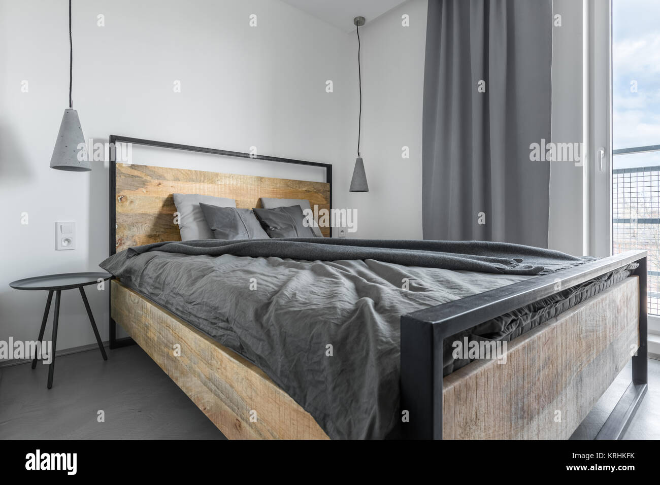 Letto industriale con telaio di metallo e calcestruzzo lampade in ... Camera da letto industriale