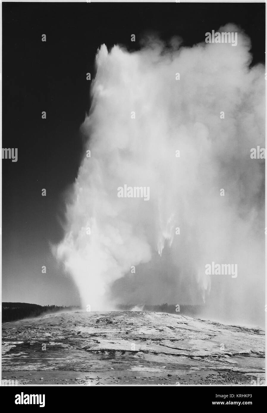Presa all'alba o al crepuscolo da vari angoli durante l'eruzione. "Geyser Old Faithful Parco Nazionale di Yellowstone' Wyoming, geologia, geologiche. (Orientamento verticale) 1933 - 1942 Foto Stock