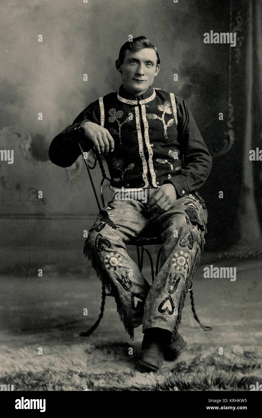 Natty Indian Cowboy con talloni, frange e fasce da braccio Foto Stock