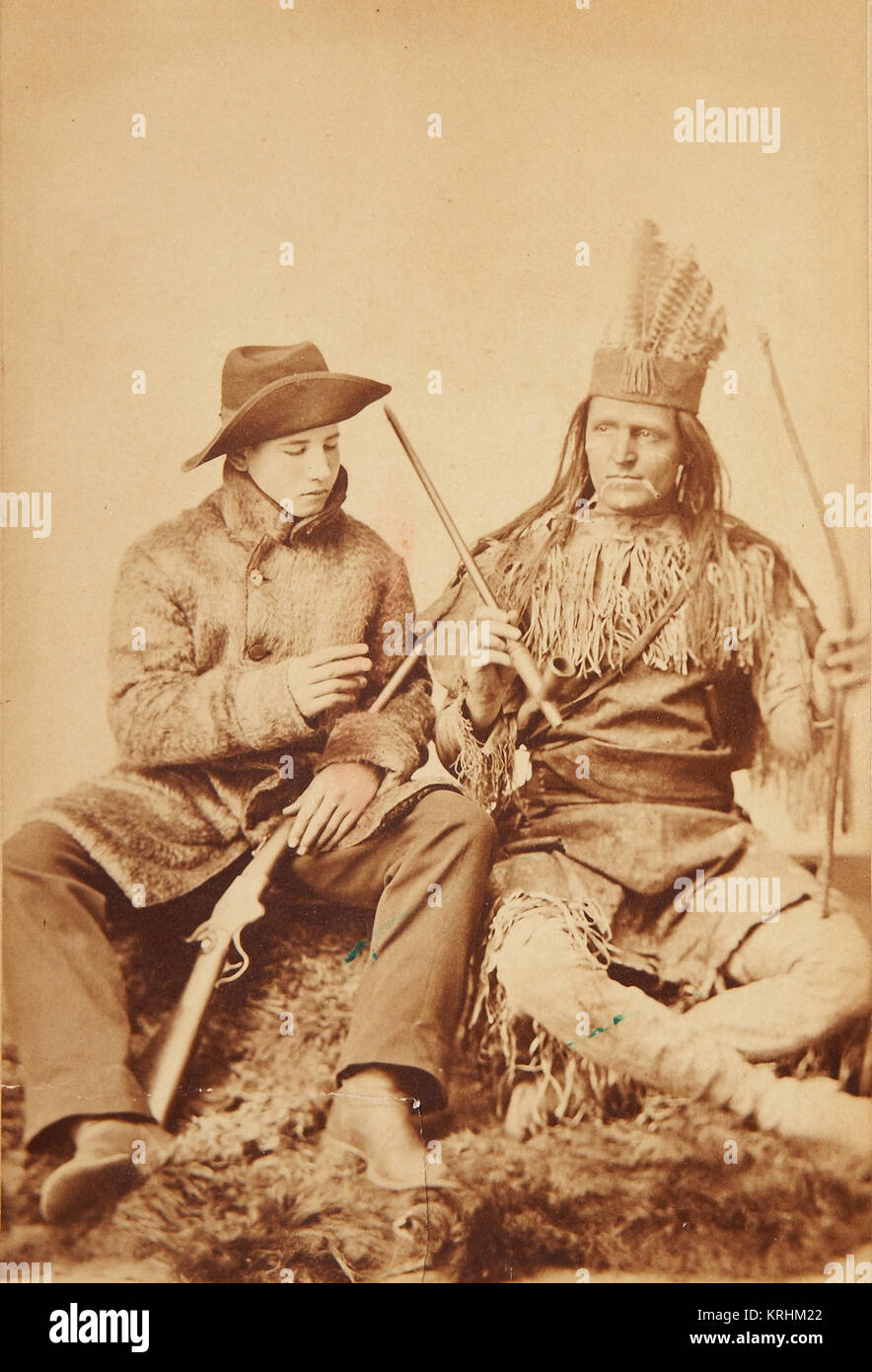 John Durfey, Frontiersman e combattente indiano seduto su una pelle di bufalo tappeto con il suo fucile indossa Foto Stock
