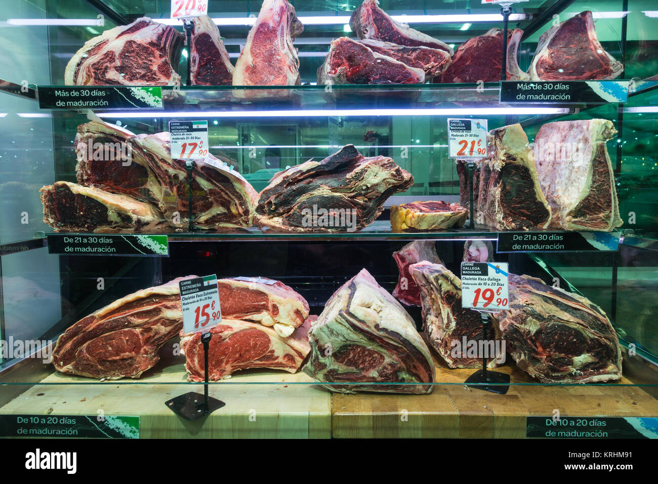 Carne fresca invecchiata in un supermercato spagnolo Foto Stock