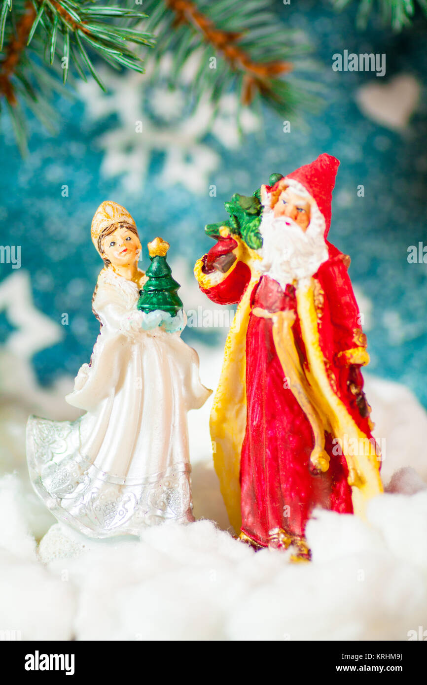 Scheda di Natale sfondo Babbo Natale e neve Maiden russo caratteri di Natale: Ded Moroz Padre gelo e neve Snegurochka Maiden con doni in borsa Foto Stock