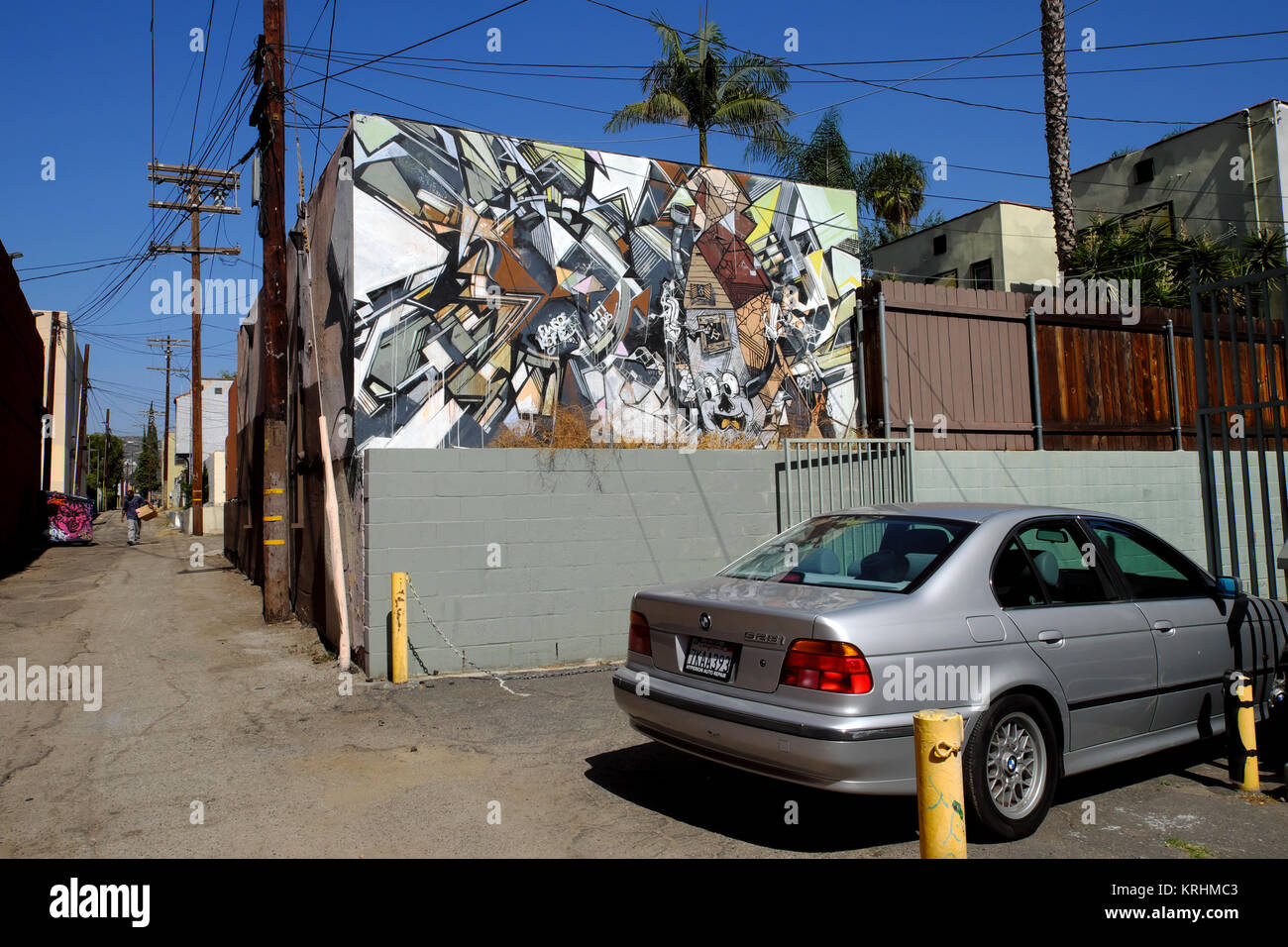 Un abstract murale su una parete e auto parcheggiata in un vicolo in Los Feliz quartiere di Los Angeles, California USA KATHY DEWITT Foto Stock