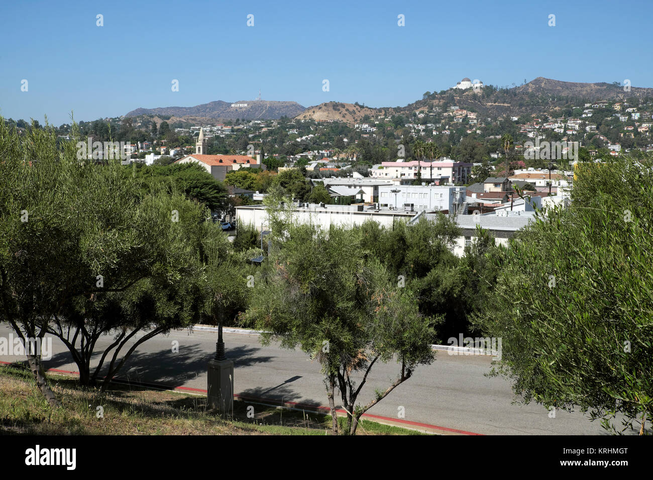 Una vista verso il Griffith Park & osservatorio da Holly Hock House che guarda sul quartiere di Los Feliz di Los Angeles, California USA KATHY DEWITT Foto Stock