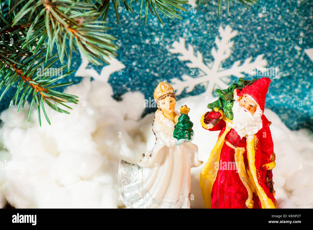 Scheda di Natale sfondo Babbo Natale e neve Maiden russo caratteri di Natale: Ded Moroz Padre gelo e neve Snegurochka Maiden con doni in borsa Foto Stock