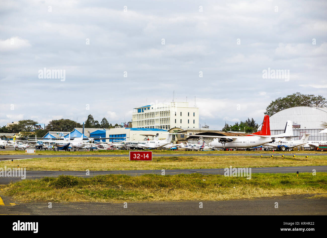 Aeromobili parcheggiati all'Aeroporto Wilson, l'aeroporto locale di Nairobi, utilizzato per i voli nazionali per il Masai Mara, Kenya Foto Stock