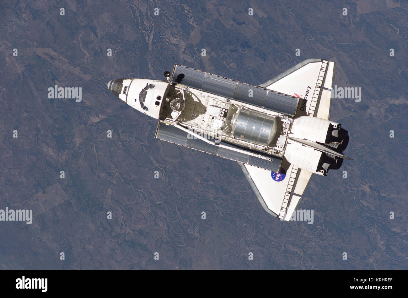 La NASA Space Shuttle Discovery vola vicino alla Stazione Spaziale Internazionale prima di docking durante la STS-121 missione Luglio 6, 2006 in orbita intorno alla terra. Foto Stock