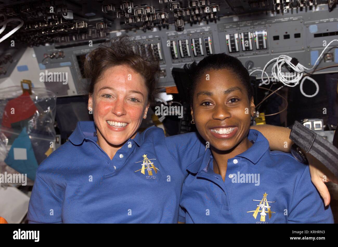 NASA Space Shuttle Discovery Stazione Spaziale Internazionale STS-121 missione il primo equipaggio astronauti americani Lisa Nowak (sinistra) e Stephanie Wilson galleggiante nel ponte di volo a bordo della scoperta Luglio 13, 2006 in orbita intorno alla terra. Foto Stock