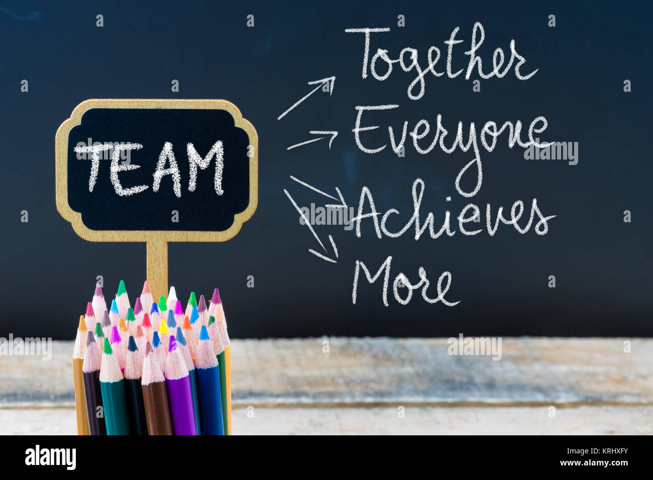 Acronimo di Business Team insieme tutti realizza più scritto con il gesso su legno mini etichette di Blackboard Foto Stock