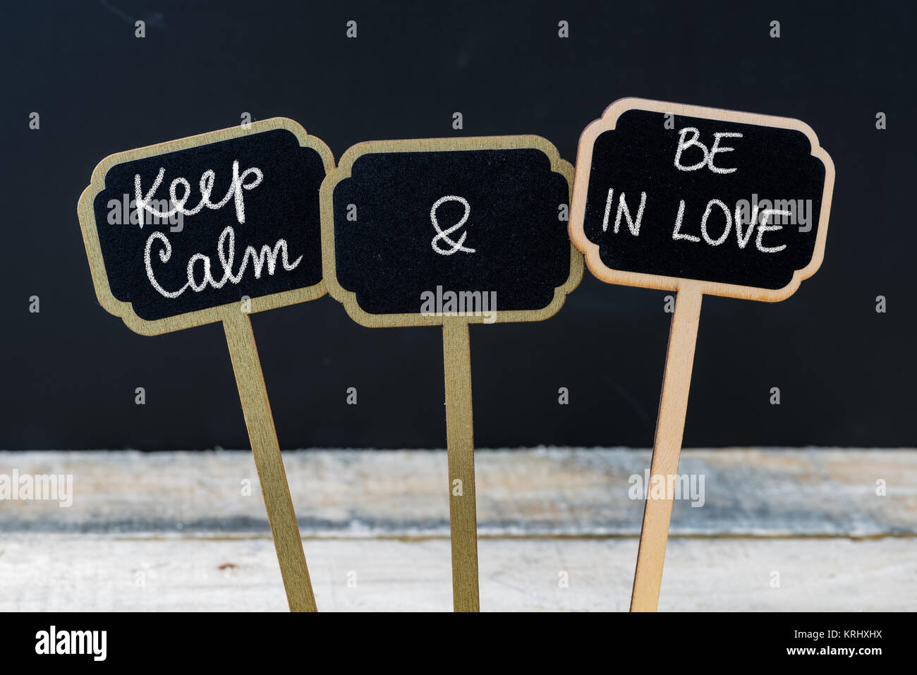 Mantenere la calma e essere in amore messaggio scritto con un gessetto su mini etichette di Blackboard Foto Stock