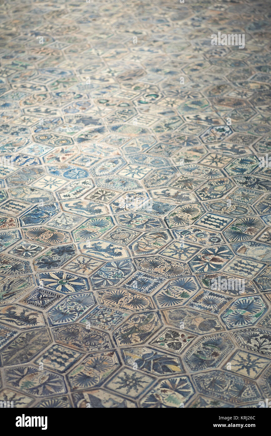 Medieval pavimenti in mattonelle blu nel Caracciolo del Sole cappella dell'antica San Giovanni a Carbonara chiesa di Napoli, Italia Foto Stock