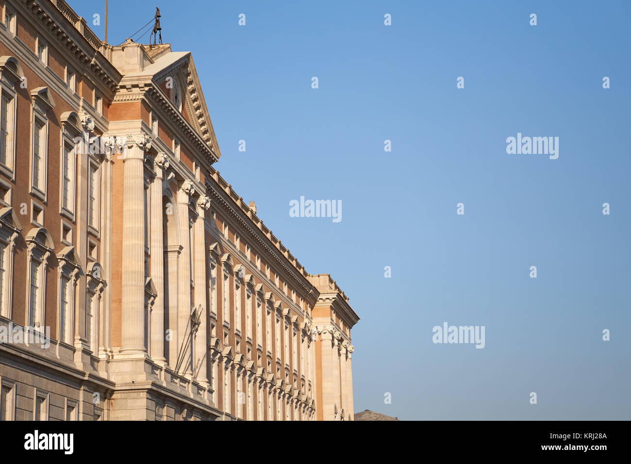 Il Palazzo Reale di Caserta ("Reggia di Caserta'), XVIII secolo, Napoli, Italia - imponente facciata al tramonto con il cielo blu Foto Stock