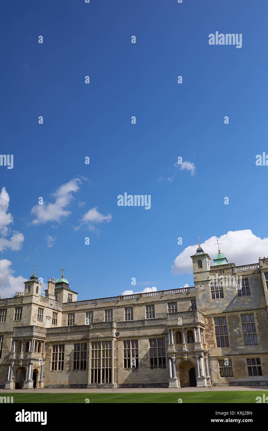 Facciata del xvii secolo Audley End House e cielo blu - Inghilterra, Regno Unito Foto Stock