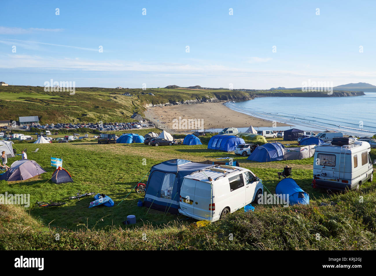 Spiaggia campeggio pieno di camper e tende a Whitesands Bay, Pembrokeshire, Galles Foto Stock