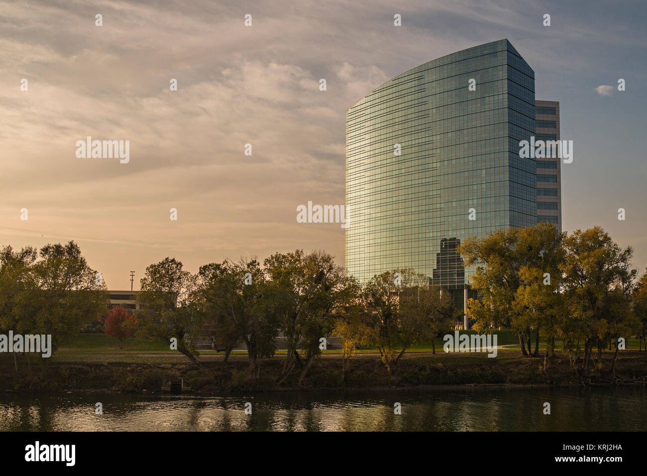 Lo Stato della California insegnanti sistema di pensionamento (CalSTRS) Ufficio principale edificio sul lungofiume in West Sacramento al tramonto Foto Stock