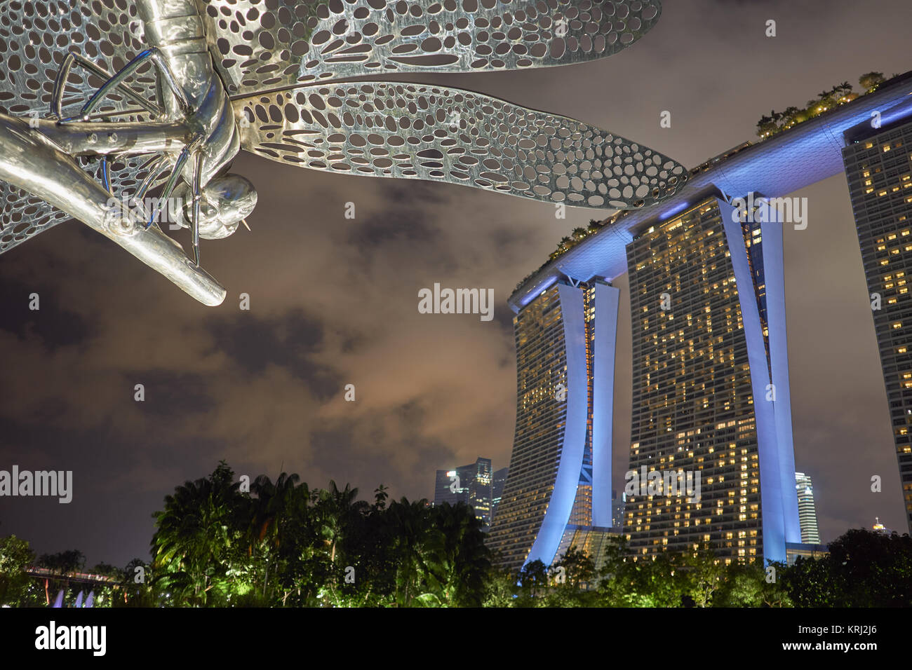 Il futuristico in scena con la scultura a forma di libellula da Eng Siak Loy e architettura moderna di notte - Giardini dalla baia, Marina Bay Sands Hotel, Singapore Foto Stock