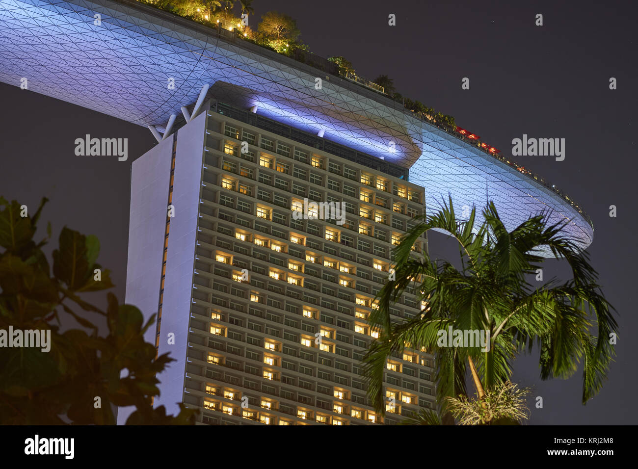 Il Marina Bay Sands Hotel e SkyPark dietro la vegetazione del giardino botanico - incredibile architettura moderna in Singapore Foto Stock