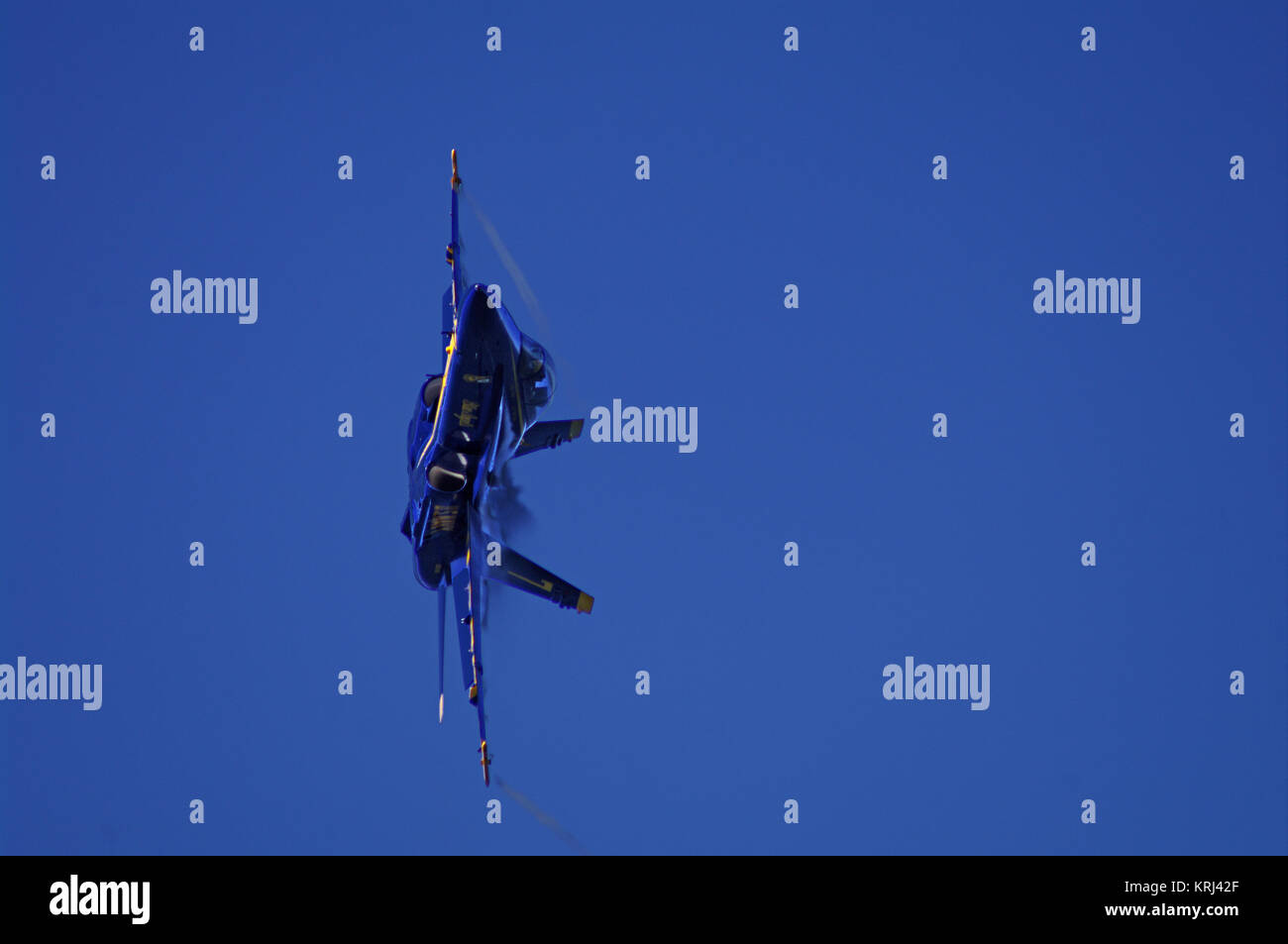 Angoli blu F-18 jet da combattimento aereo Banking ad alta velocità durante la settimana della flotta in San Francisco Foto Stock