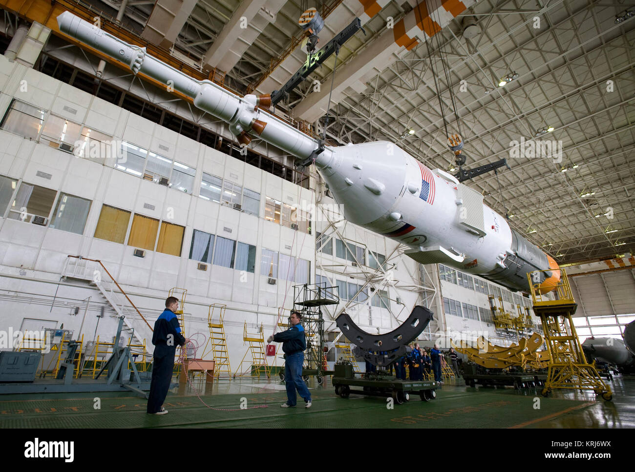 La torre di fuga, Soyuz TMA-14 navicella spaziale e la terza fase vengono spostati per complessivo per la prima e la seconda fase Lunedì, 23 marzo 2009 presso il cosmodromo di Baikonur in Kazakistan. La Soyuz è prevista per il lancio l'equipaggio della Expedition 19 e un partecipante al volo spaziale il 26 marzo 2009. Photo credit: (NASA/Bill Ingalls) Jsc2009E061353 Foto Stock