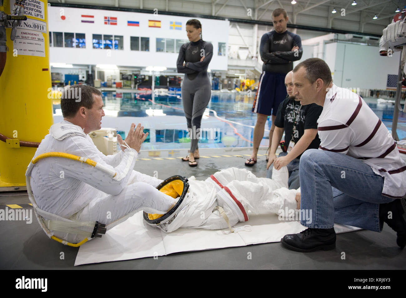 STS-129 Membri di equipaggio Mike Foreman, Randy Bresnik, Barry "Butch' Wilmore e Robert Satcher preparare per 20A EVA Review dive al NBL. Foto Data: Marzo 26, 2009. Posizione - NBL Fesa della piscina e della sala di controllo. Fotografo: Robert Markowitz STS-129 una spinta di galleggiamento neutra di formazione di laboratorio Foto Stock