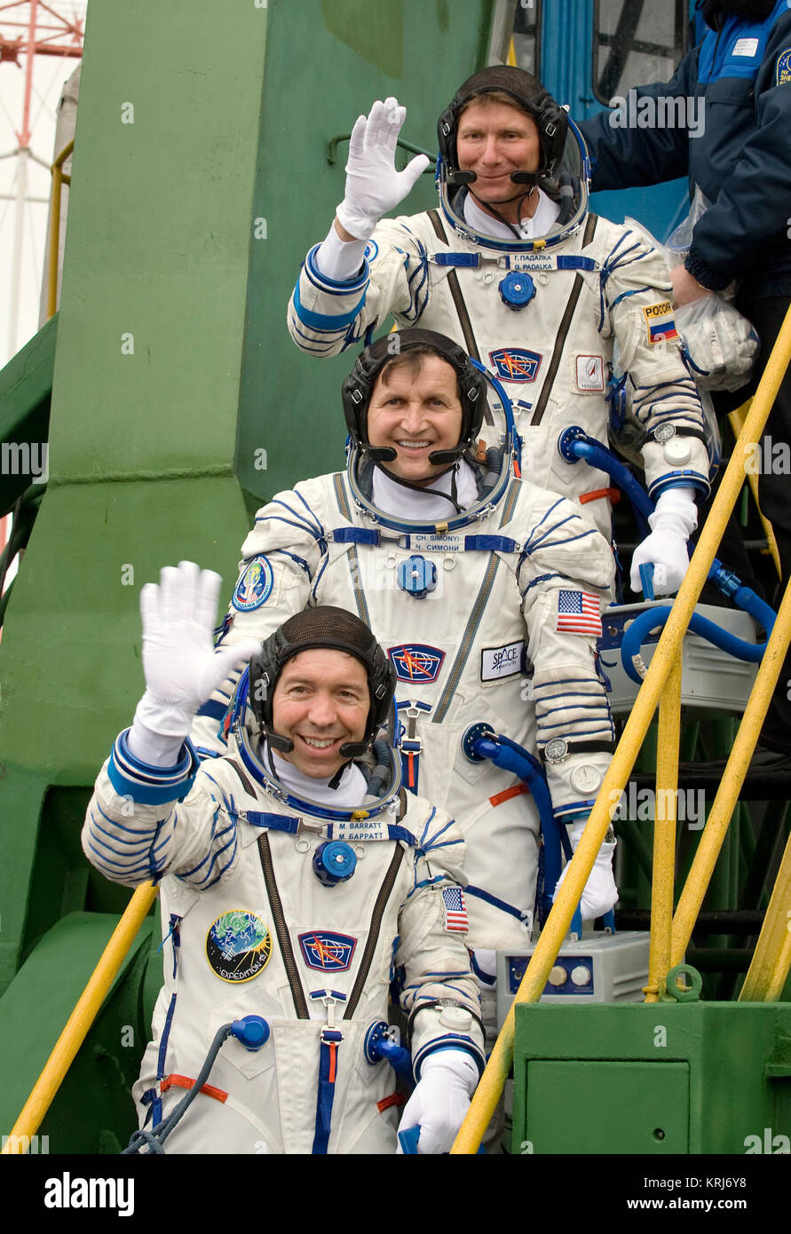 Expedition 19 comandante Gennady Padalka I., top volo spaziale partecipante Charles Simonyi, centro e Expedition 19 Tecnico di volo Michael R. Barratt Wave addio alla folla raccolta ai piedi della Soyuz launch pad scale giovedì, 26 marzo 2009 di Baikonur in Kazakhstan. (Photo credit: NASA/Bill Ingalls) Jsc2009E062777 Foto Stock