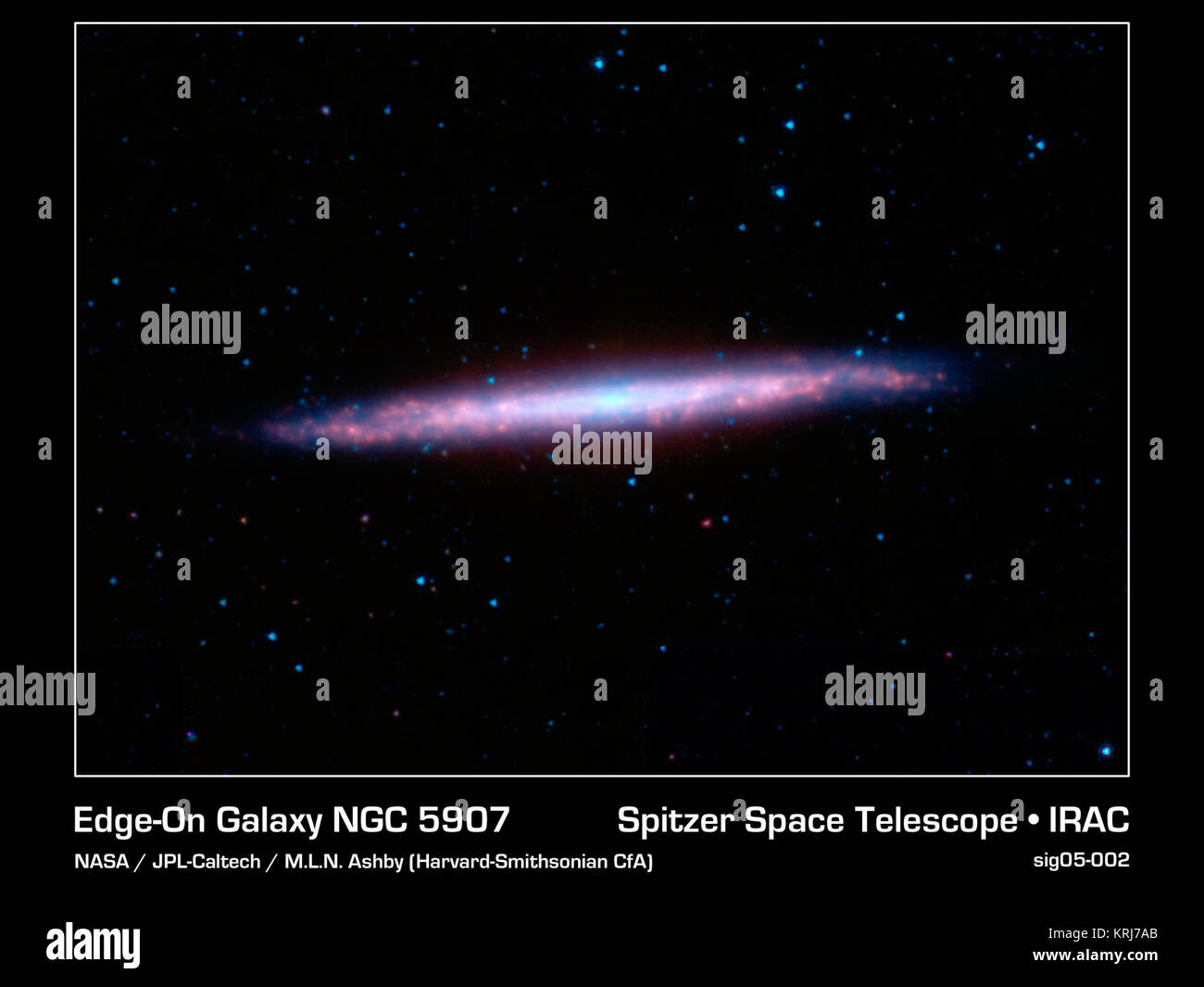 La galassia a spirale NGC 5907, talvolta noto come 'Splinter Galaxy' a causa del suo aspetto insolito, si trova nella costellazione del Draco. È abbastanza luminosa e allungata viene visualizzato perché ha un bordo di allineamento quando osservata da terra. Essa ha anche un forte gruppo di vicoli di polvere, visibili in questa immagine dalla NASA il telescopio spaziale Spitzer come funzioni di rosso. La corsia centrale è così pronunciato a luce visibile lunghezze d'onda, in cui esso blocca il nostro punto di vista sulla Starlight, che la galassia è stata una volta scambiato per due oggetti e dato due voci in originale Nuovo catalogo generale. Il catalogo, publis Foto Stock